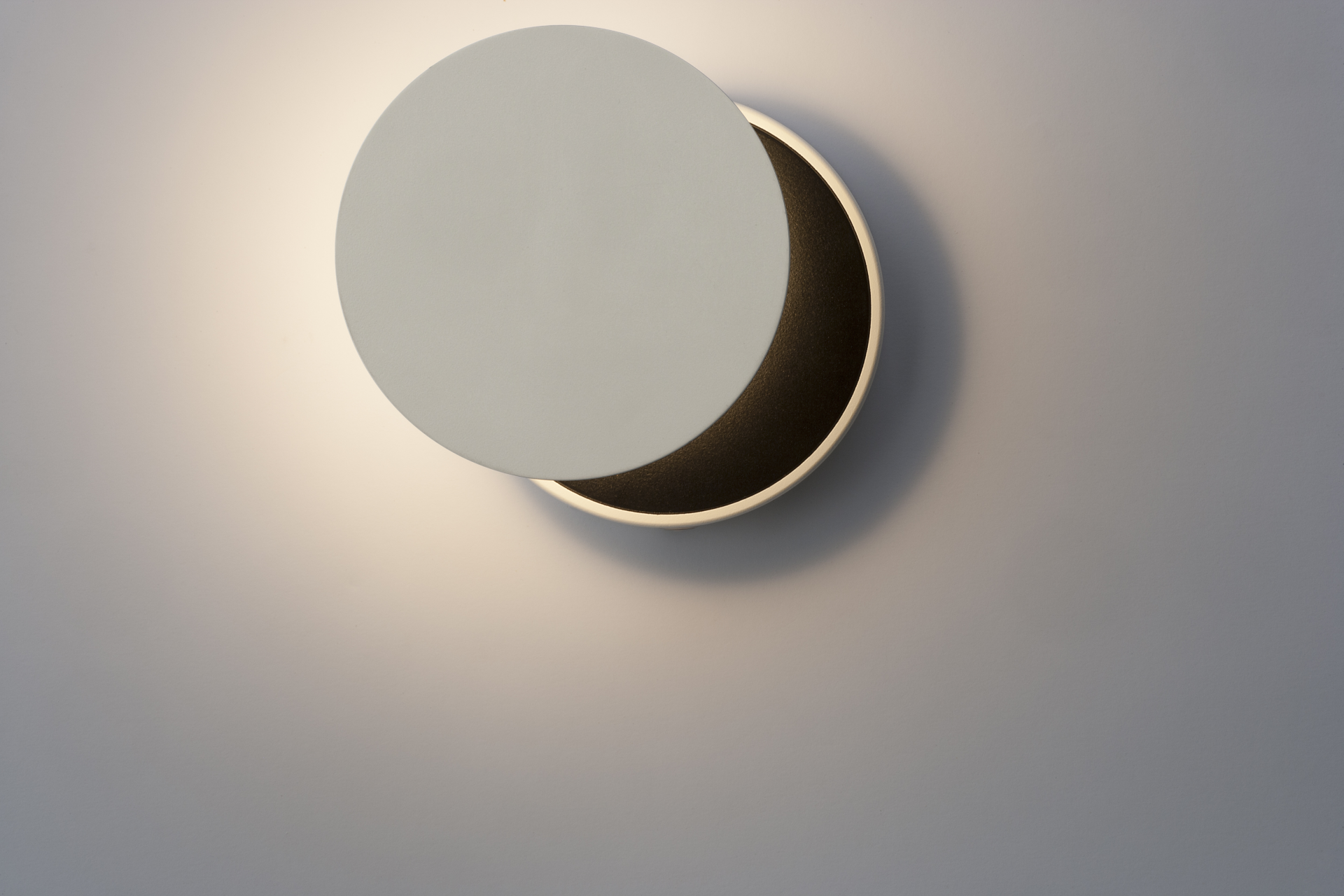 5706872019311 ANTIDARK DOT W120 hvid/sort - Væglampe Lamper,Væglamper,Væglamper 90400000330 DOT W120 hvid/sort