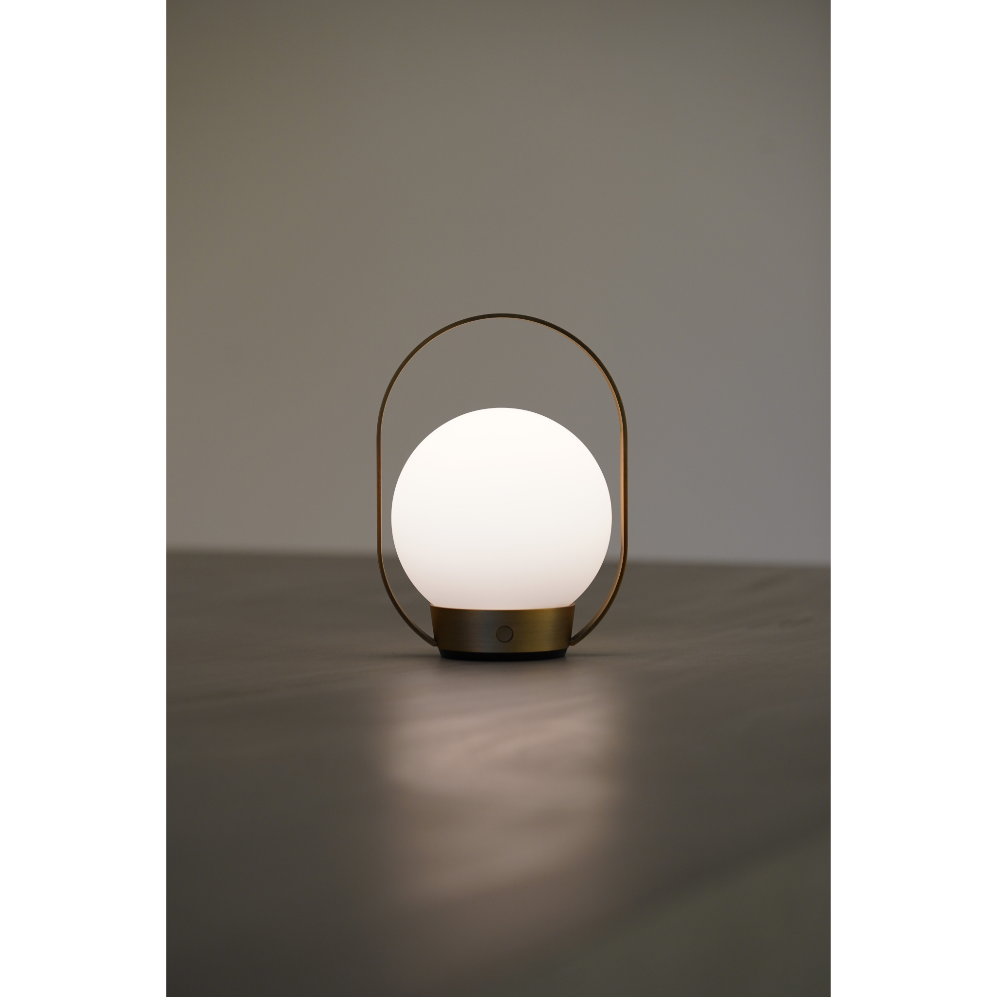 5706872056187 ANTIDARK Palla T1 burnished brass portable bordlampe Lamper,Bordlamper,Trådløse bordlamper 90400002890 2-399-1-10