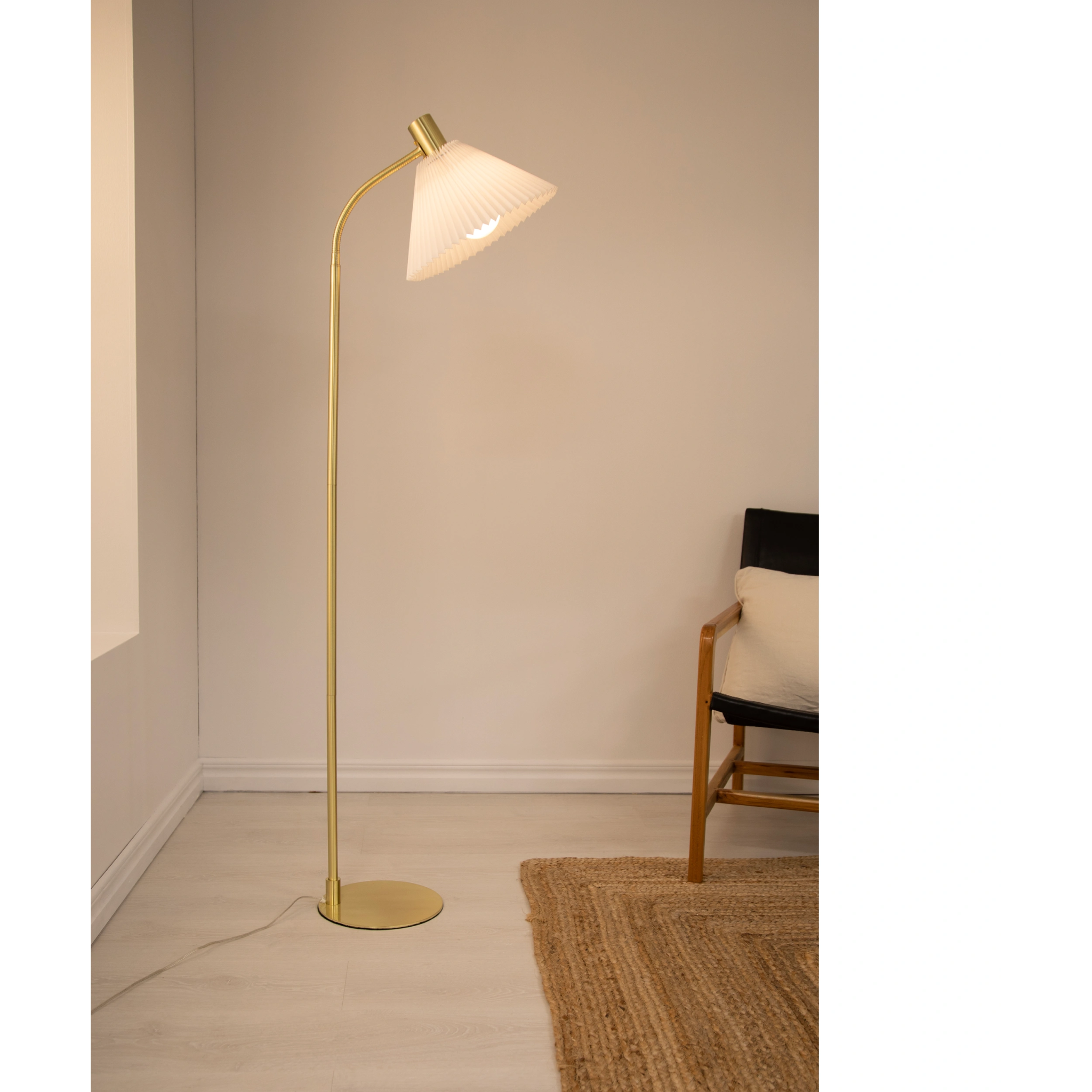 7330024609150 Markslöjd MIRA brushed brass/white gulvlampe Lamper,Gulvlamper,Gulvlamper 86800003140 108569