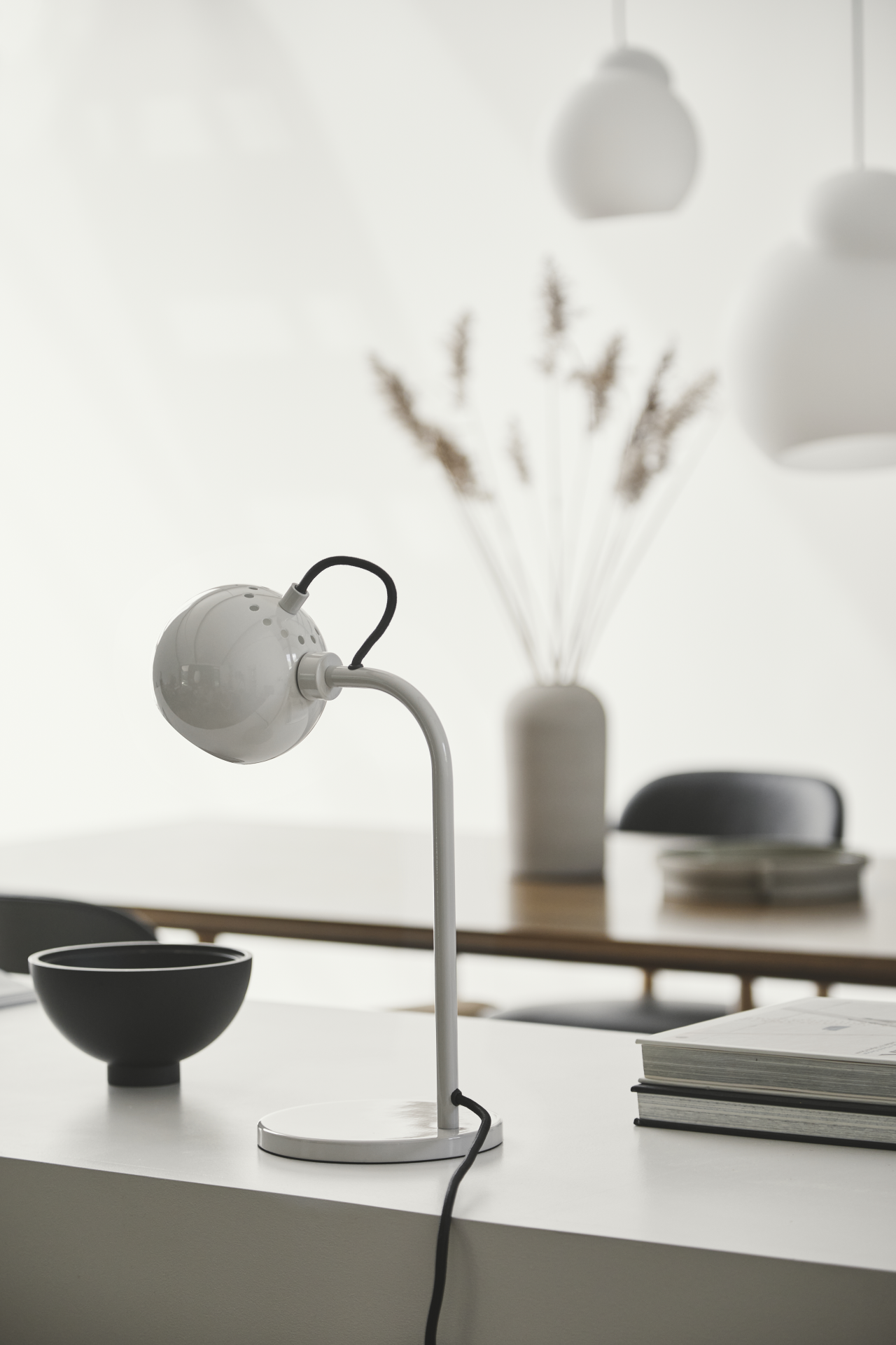 5702410447660 Frandsen Ball Single glossy pale grey - Bordlampe Lamper,Bordlamper,Skrivebordslamper 84800004750 Ball Single glossy pale grey