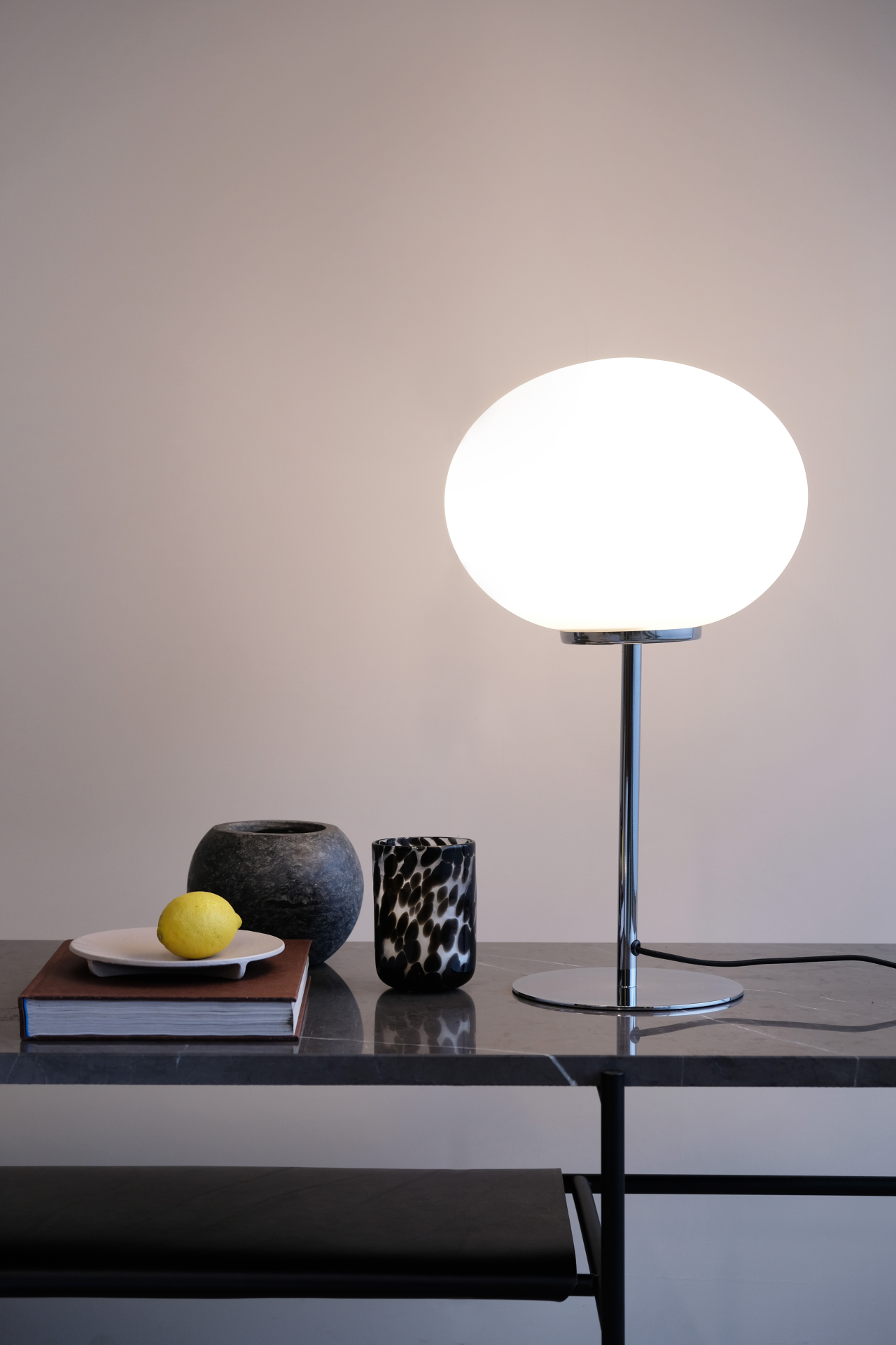 5704709072300 Dyberg Larsen Queen opal/krom 7230 - Bordlampe Lamper,Bordlamper,Bordlamper 89200003650 Queen opal/krom 7230