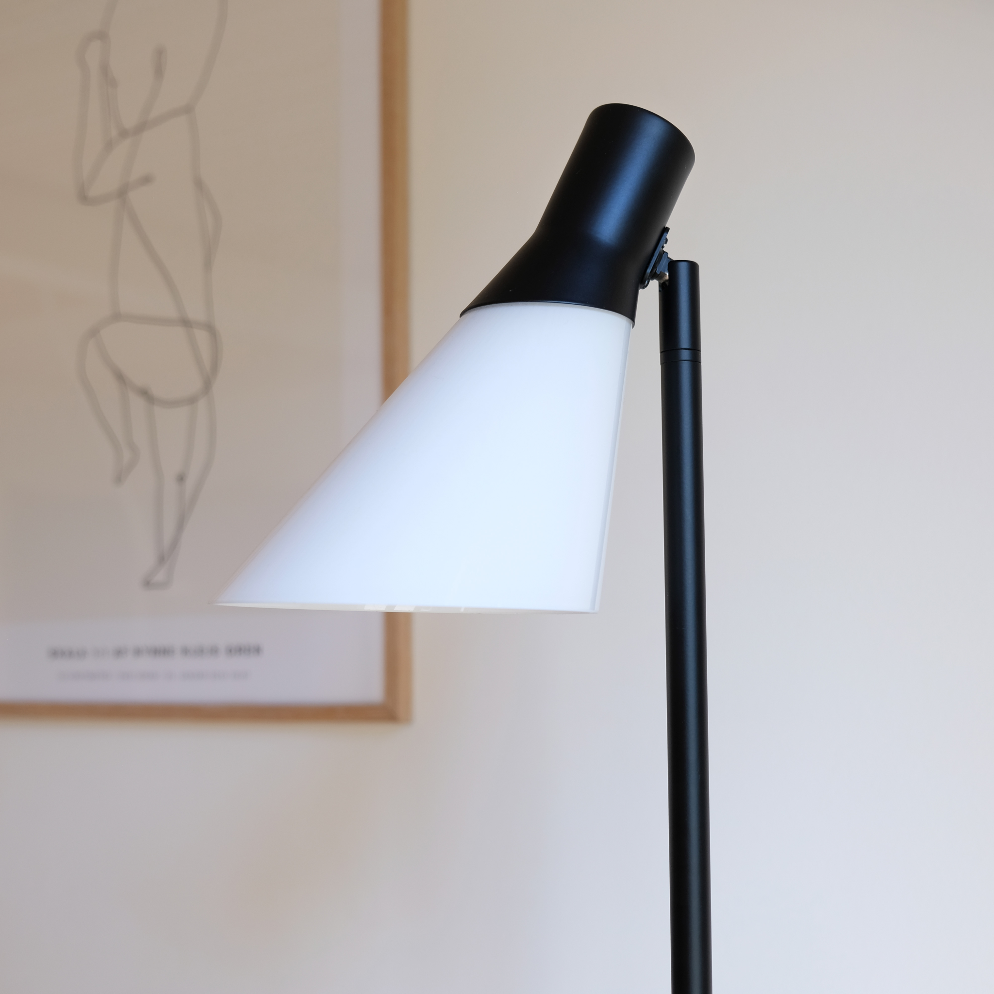 5704709081845 Dyberg Larsen Gent matt black/opal  gulvlampe Lamper,Gulvlamper,Gulvlamper 89200003930 8184