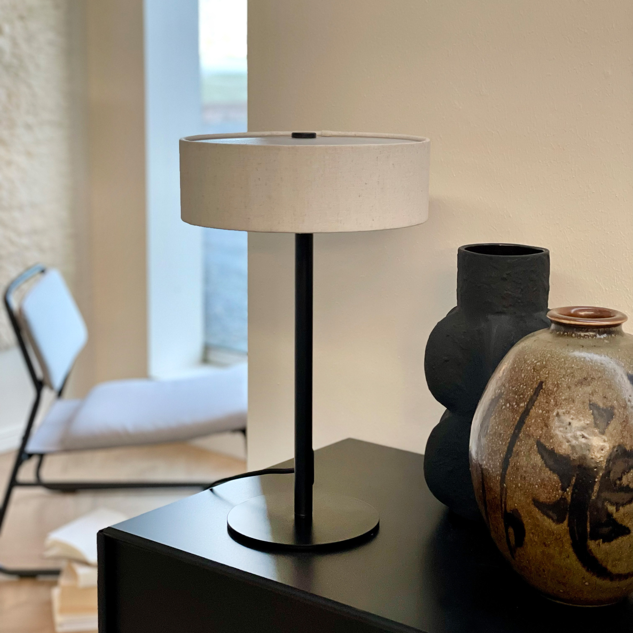 5704709091431 Dyberg Larsen Calix stof skærm bordlampe Lamper,Bordlamper,Bordlamper 89200007040 9143