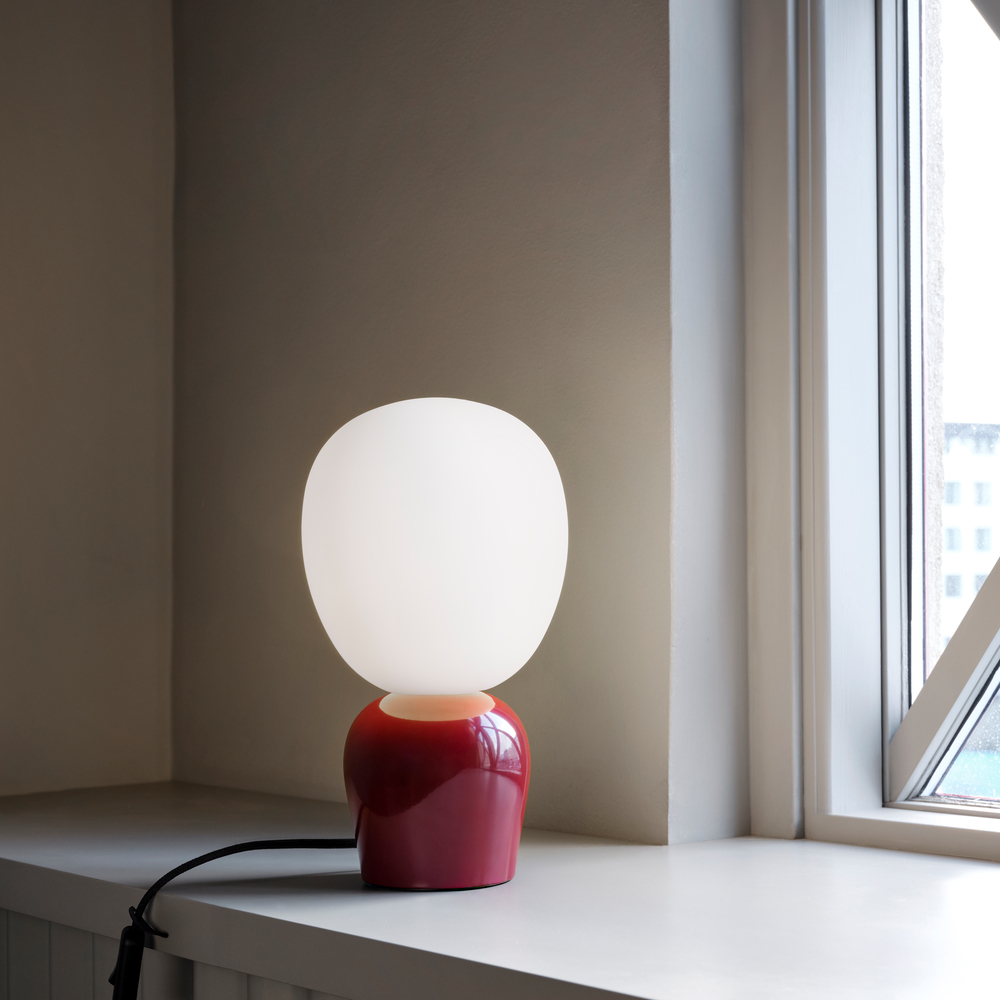 7391534301743 Belid Buddy vinrød/opal glas bordlampe Lamper,Bordlamper,Bordlamper 82400014100 